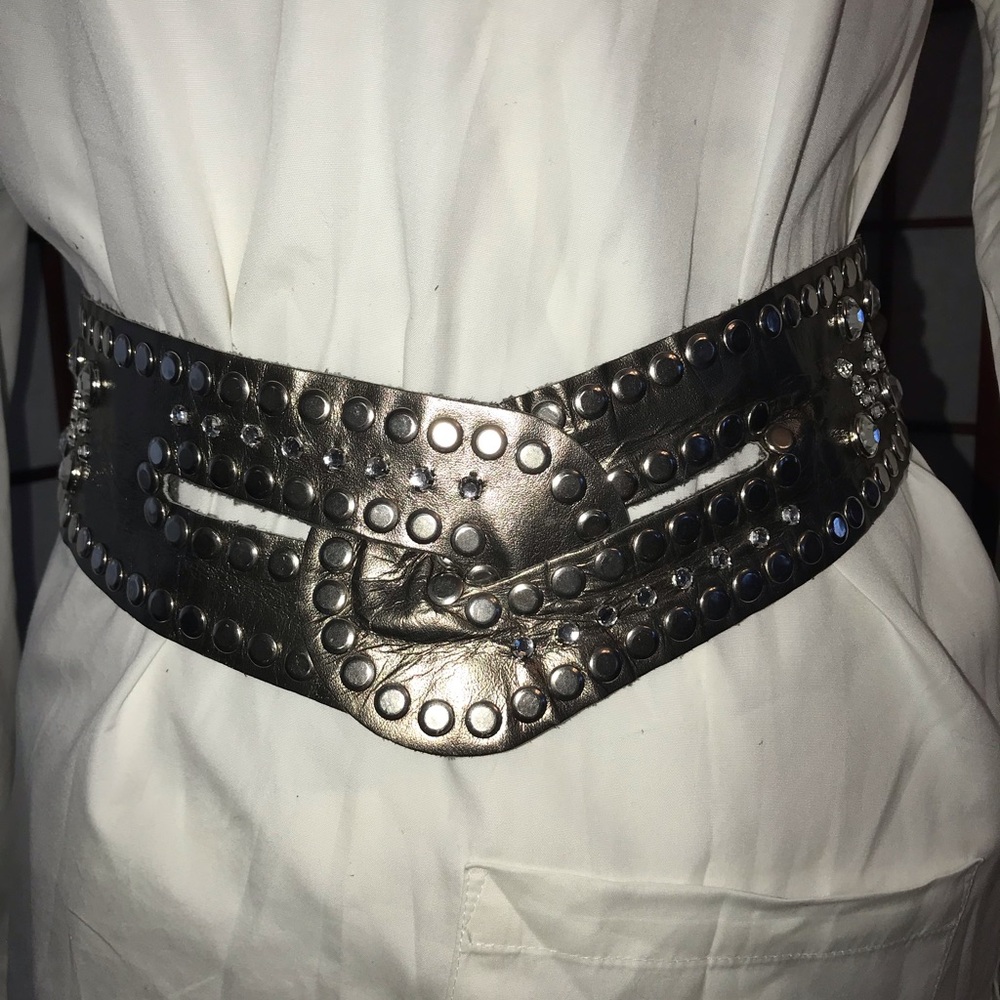 Vintage unique Belt Snaps in back no buckle brown